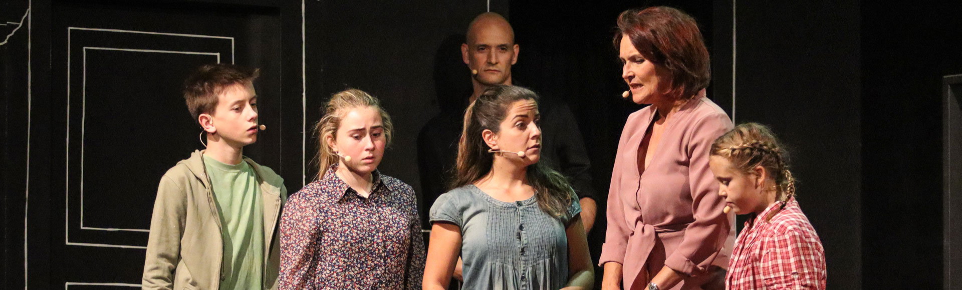 Blutsbrüder – Mrs. Johnstone mit ihrer Familie